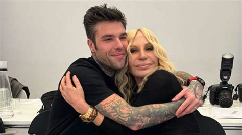 vestito versace fedez|Fedez alla Milano Fashion Week con Silvio: Donatella Versace .